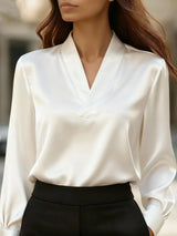 Blusa de satén elegante con cuello en V