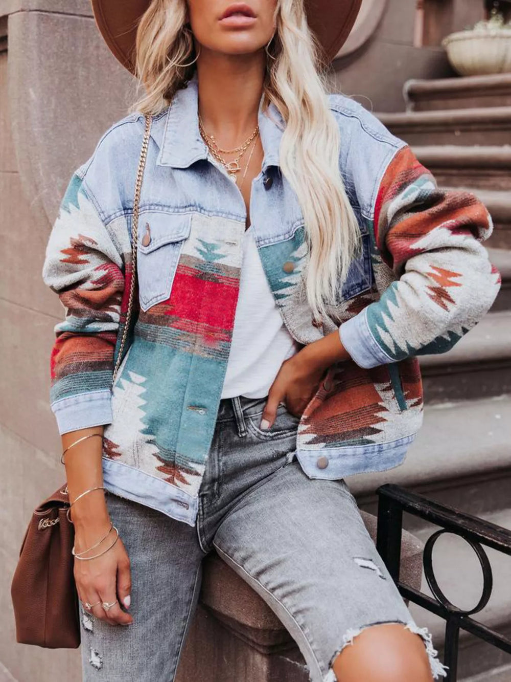 Cazadora vaquera con estampado geométrico