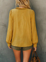 Blusa boho con cuello en V, volantes y manga larga